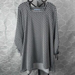 Black and White Women's Tunic Top